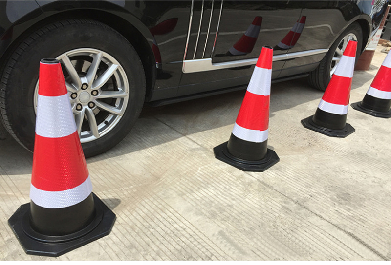 交通反光锥橡胶路锥停车桩红白形桶交通雪糕桶路障隔离柱橡胶桶