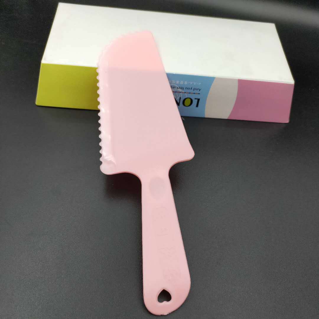 厂家直销塑料蛋糕切刀 一次性塑料刀独立包装带锯齿黑色透明刀