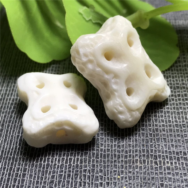 厂家供应天然白色鹿骨雕刻小配件佛珠菩提配饰雕龙面包圈