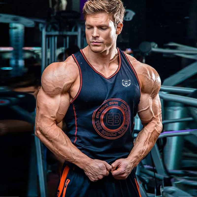 请注意:此款爆发熊的logo位于衣服胸口左侧!