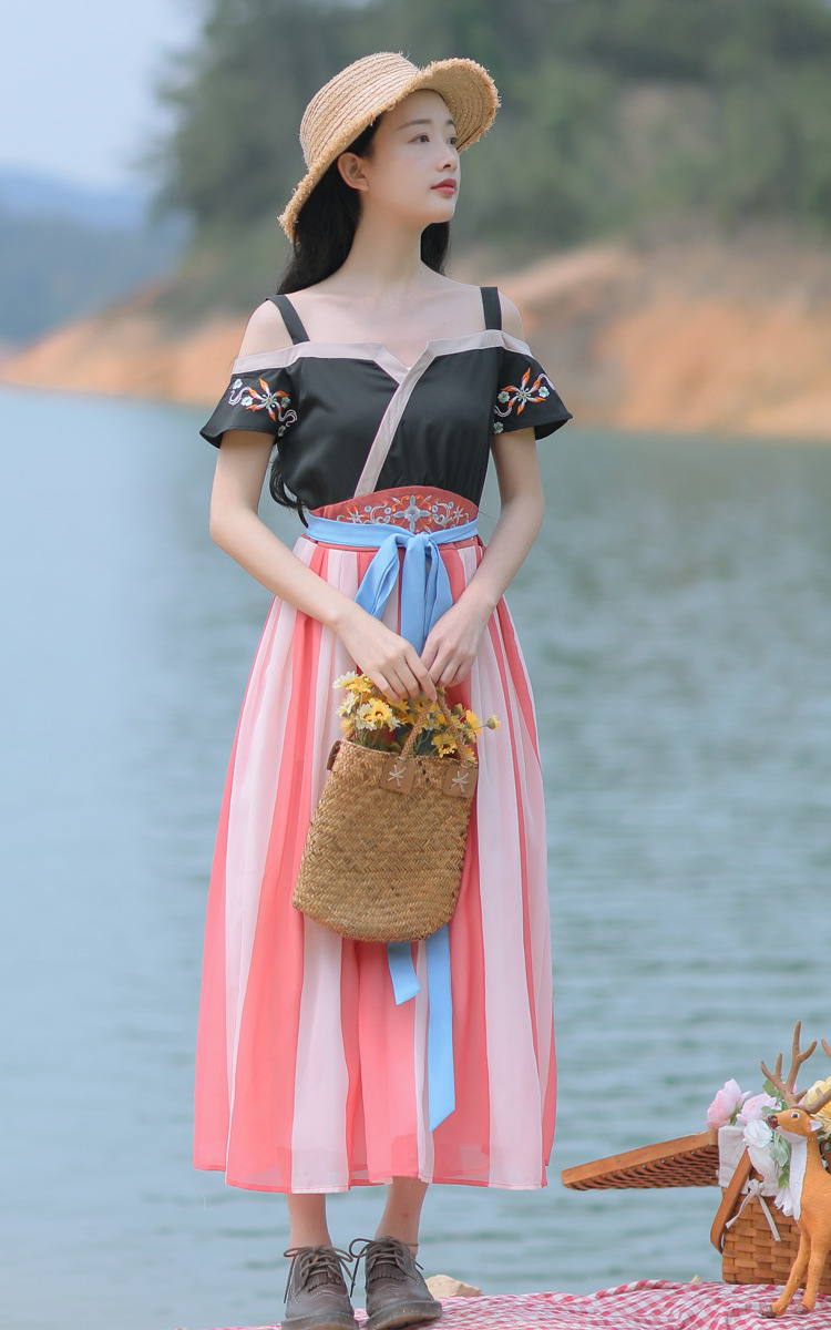 改良汉服2019夏装新款汉元素中国风复古一字肩刺绣连衣裙女