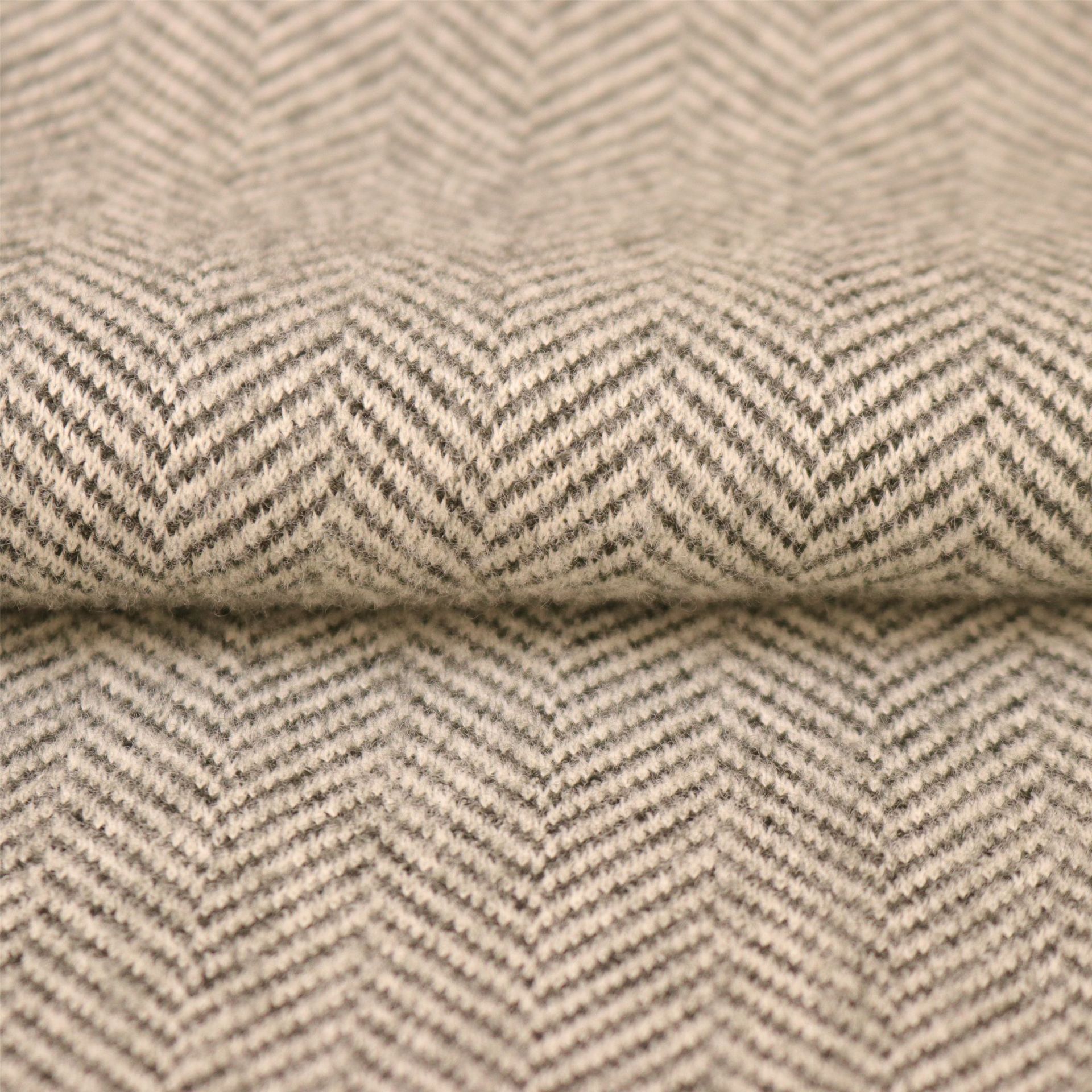 窄人字呢现货斜纹磨毛时装面料 几何提花色织布涤人棉厂家直销