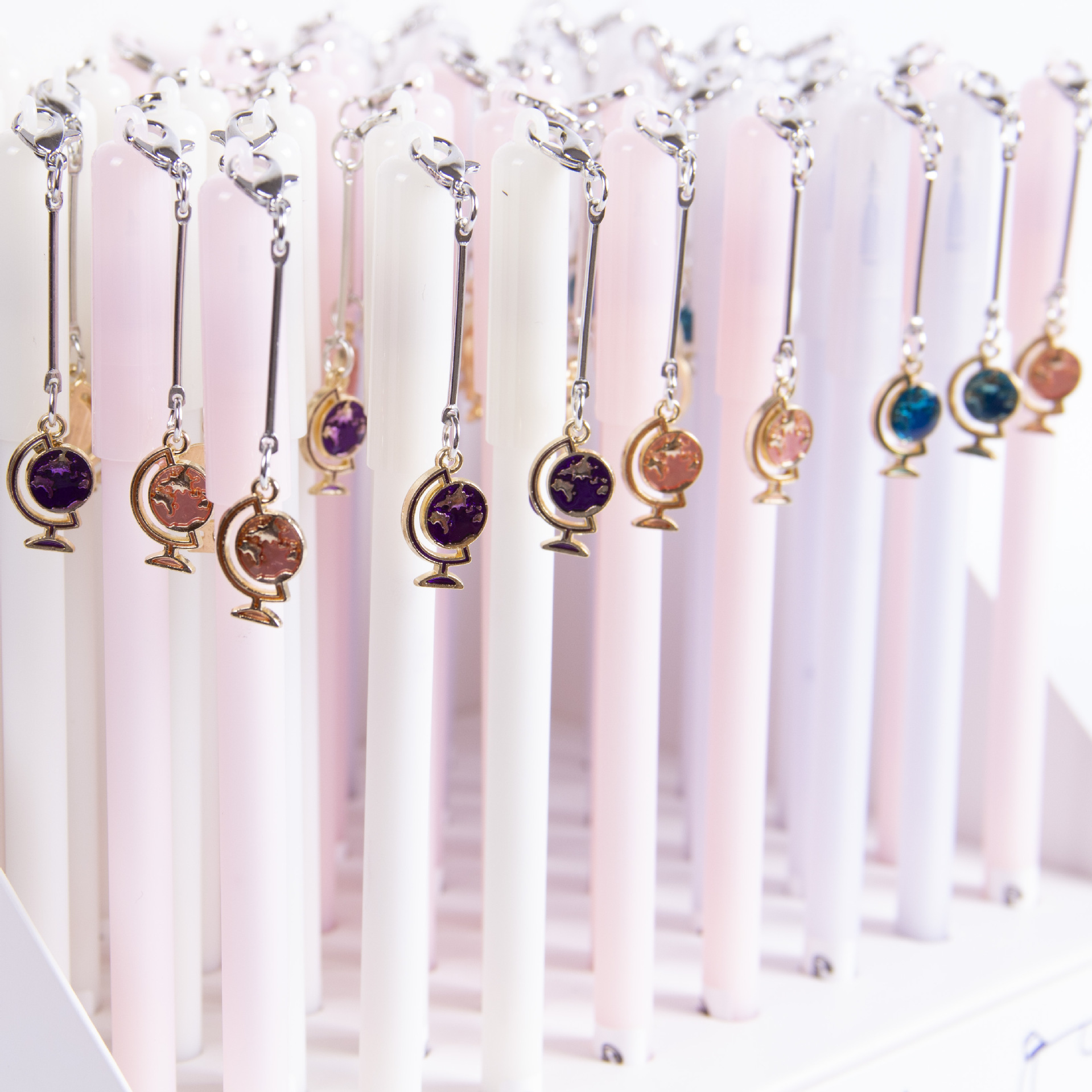 网红吊坠可擦中性笔 创意地球仪磨摩易擦热可消学生中性笔文具