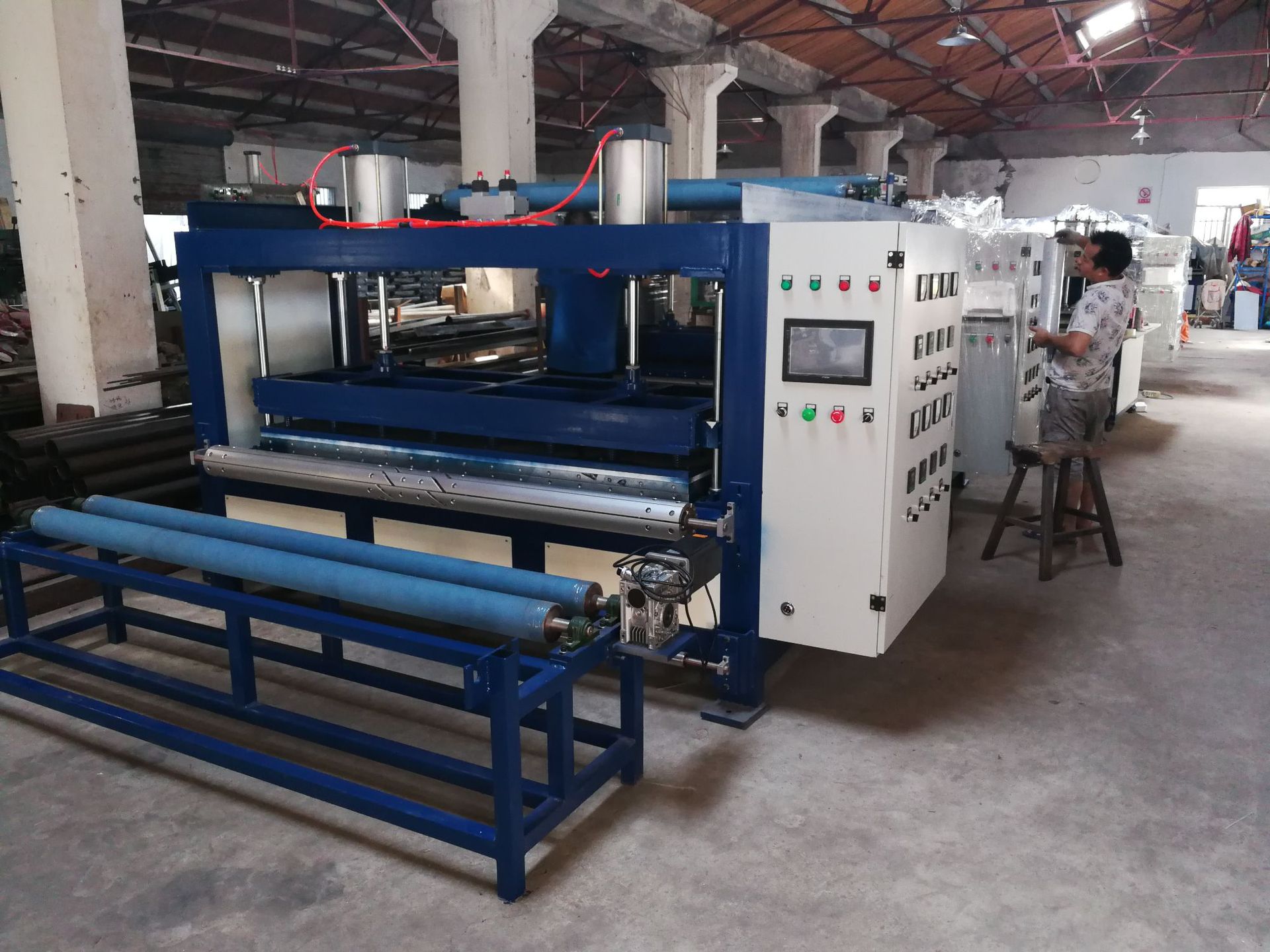 厂家供应平板窗帘海绵床单被罩立体凹凸感压花纹压花机印花机