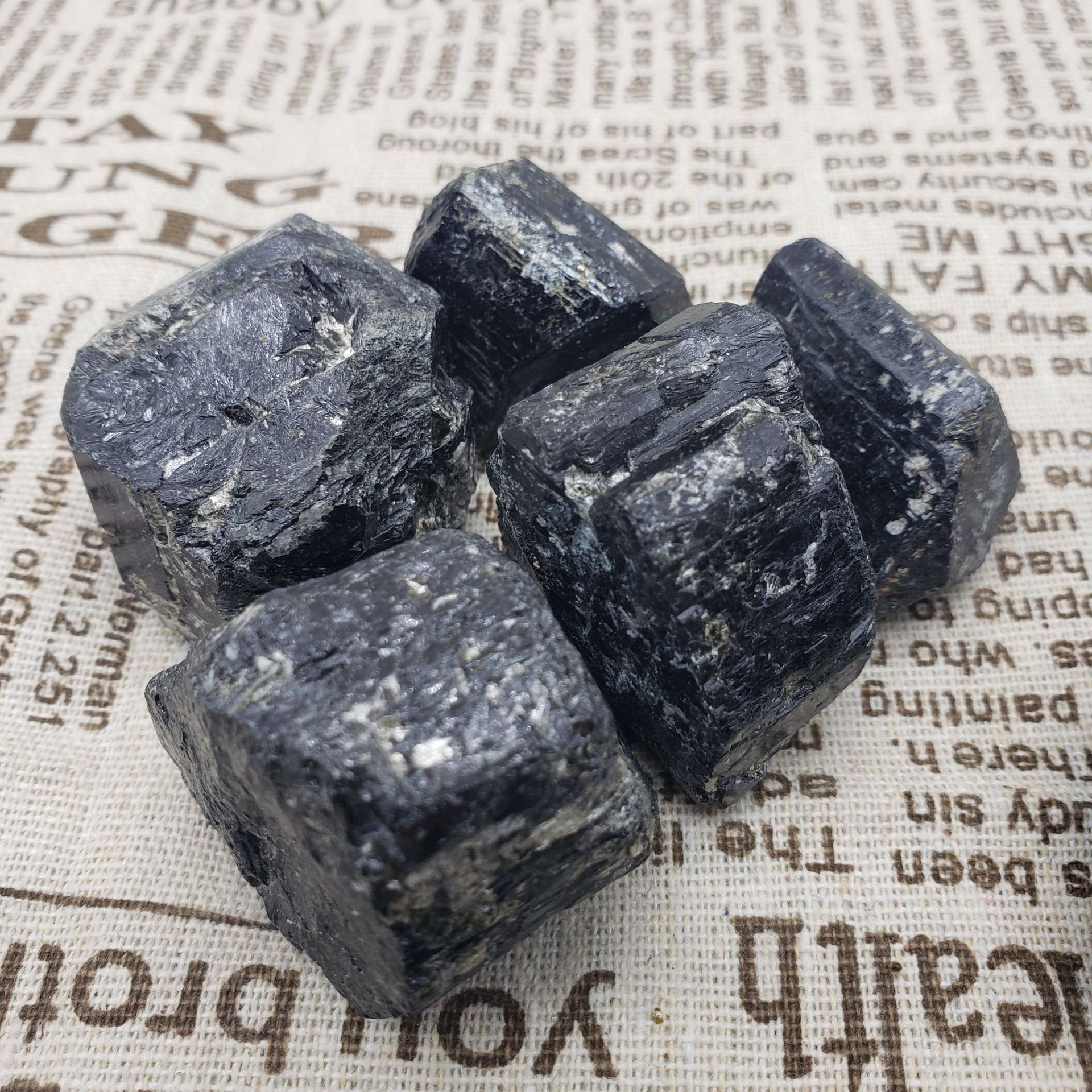 厂家供应 电气石 新疆晶体电气石 黑色电气石颗粒 托玛琳颗粒