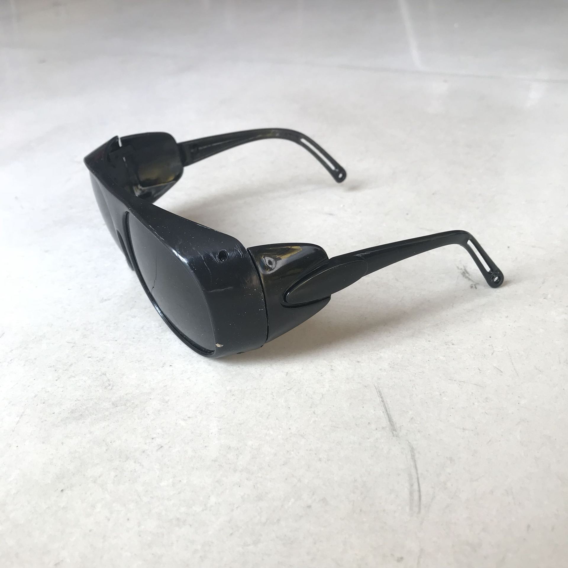 厂家直销2010平光灰色 黑色电焊眼镜防冲击防飞溅劳保眼镜批发