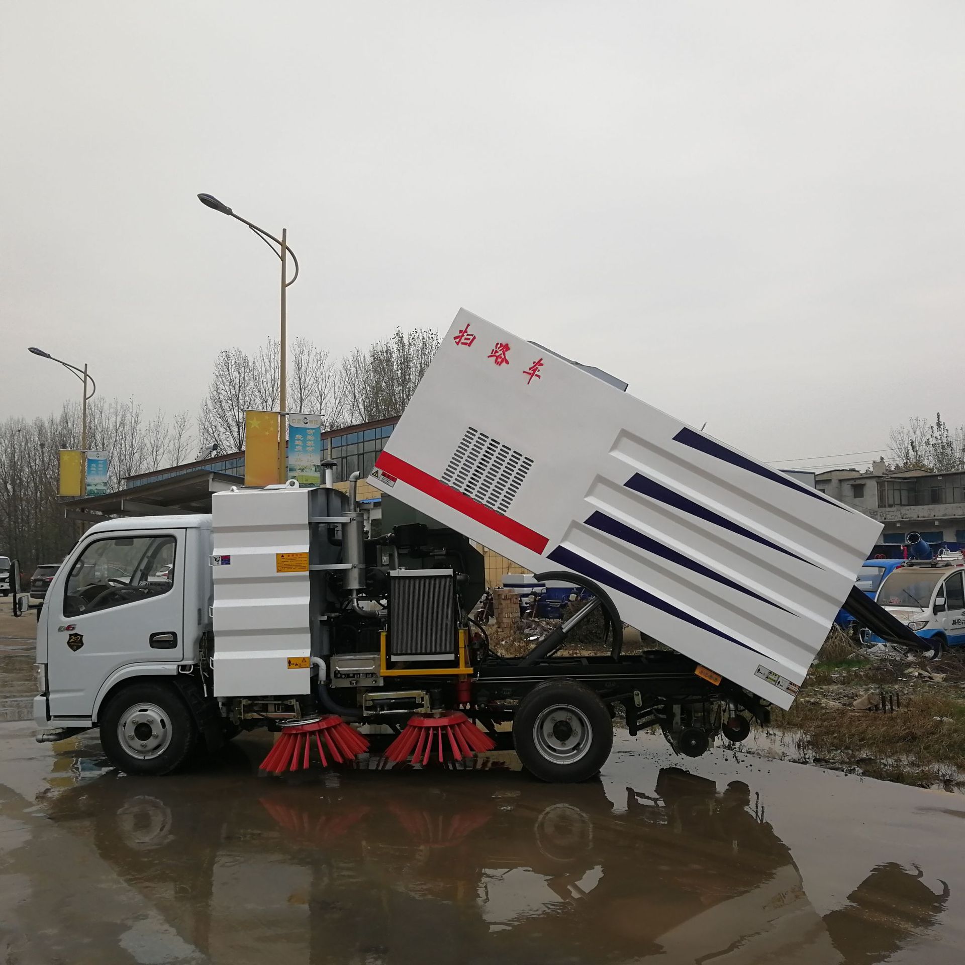 市政路面环卫洒水扫路车