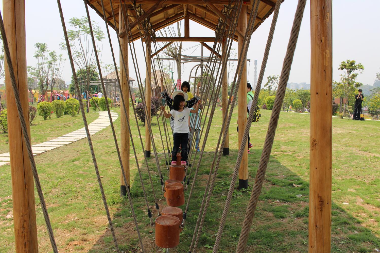 幼儿园户外大型定制儿童体能拓展训练设备木质吊桥儿童游乐玩具