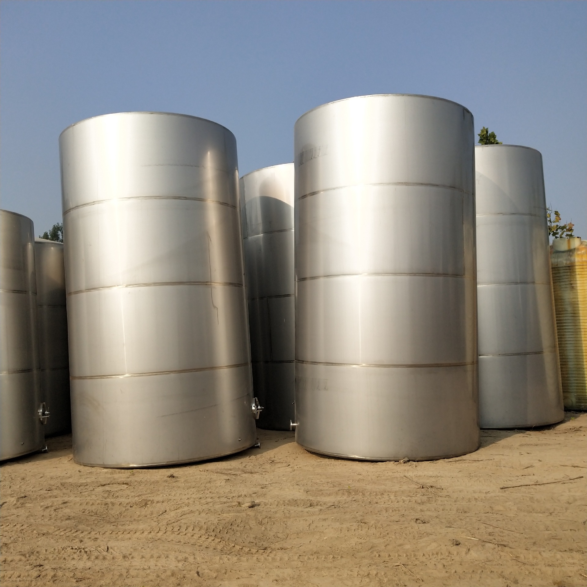 转让二手大型立式不锈钢储罐 10吨储罐配液罐 大型化工液体储存罐