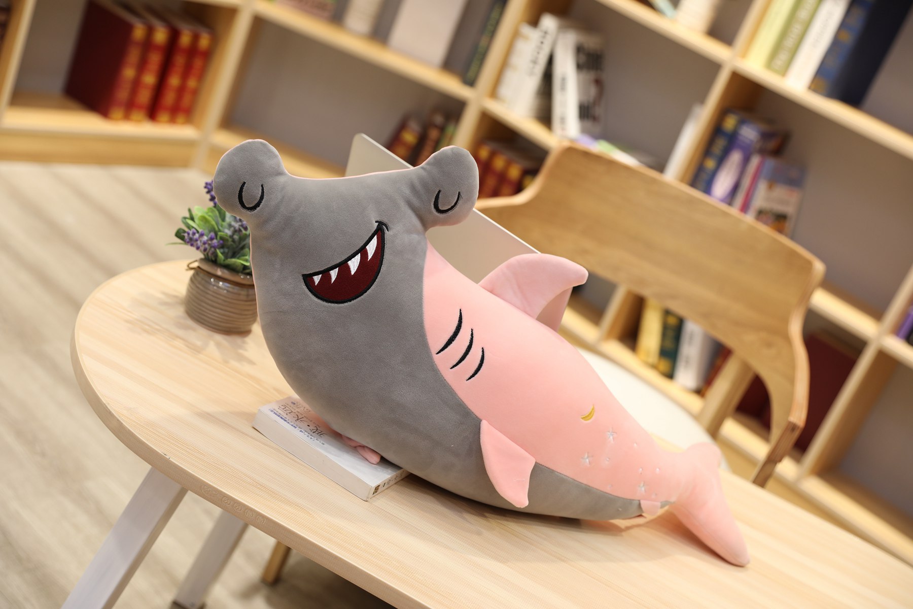 新款抱枕笑脸鲨鱼毛绒玩具公仔长条枕女生创意亲亲鲨鱼可定制logo