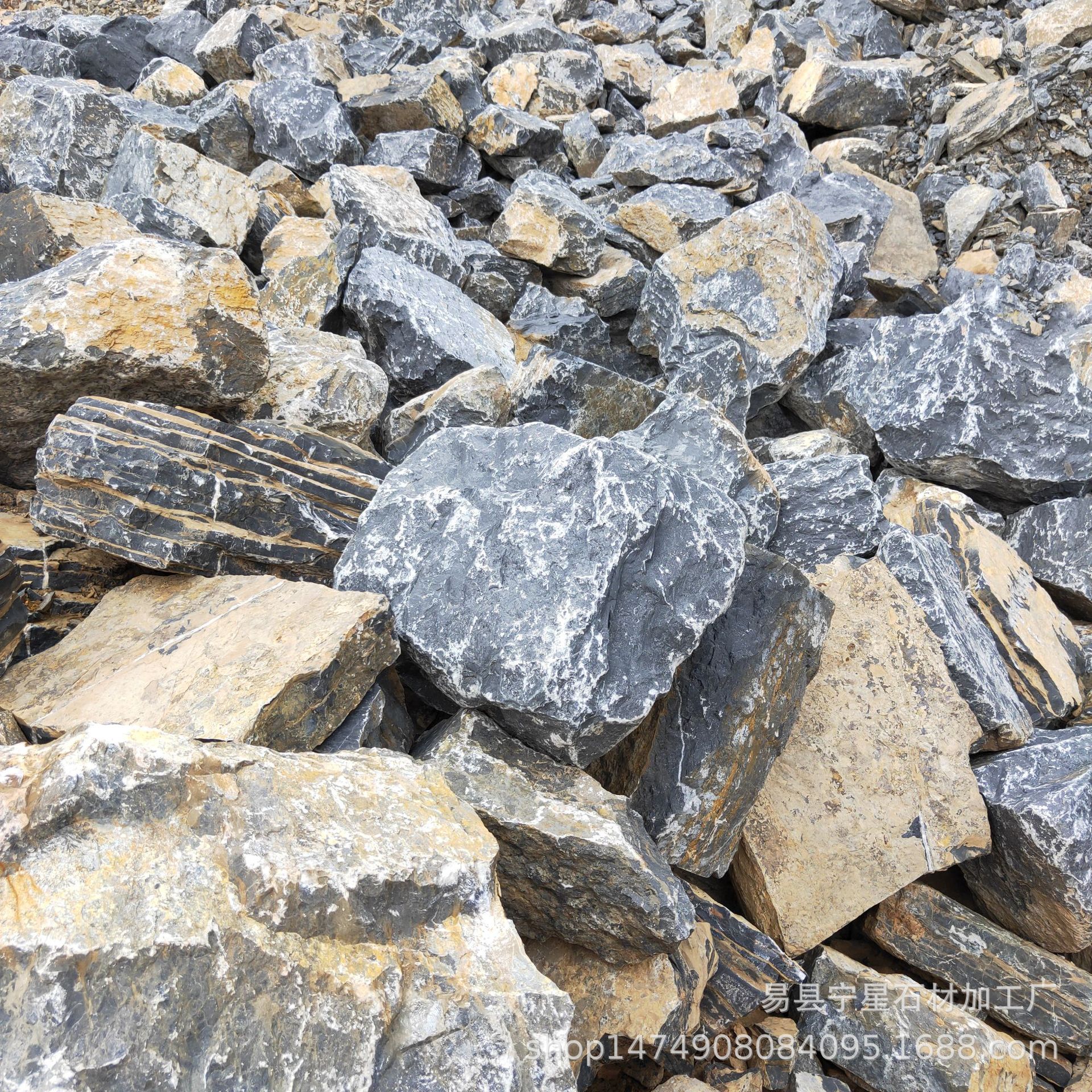片石护坡石砌墙石垒墙石手搬块石自然面青石块不规则块石厂家批发