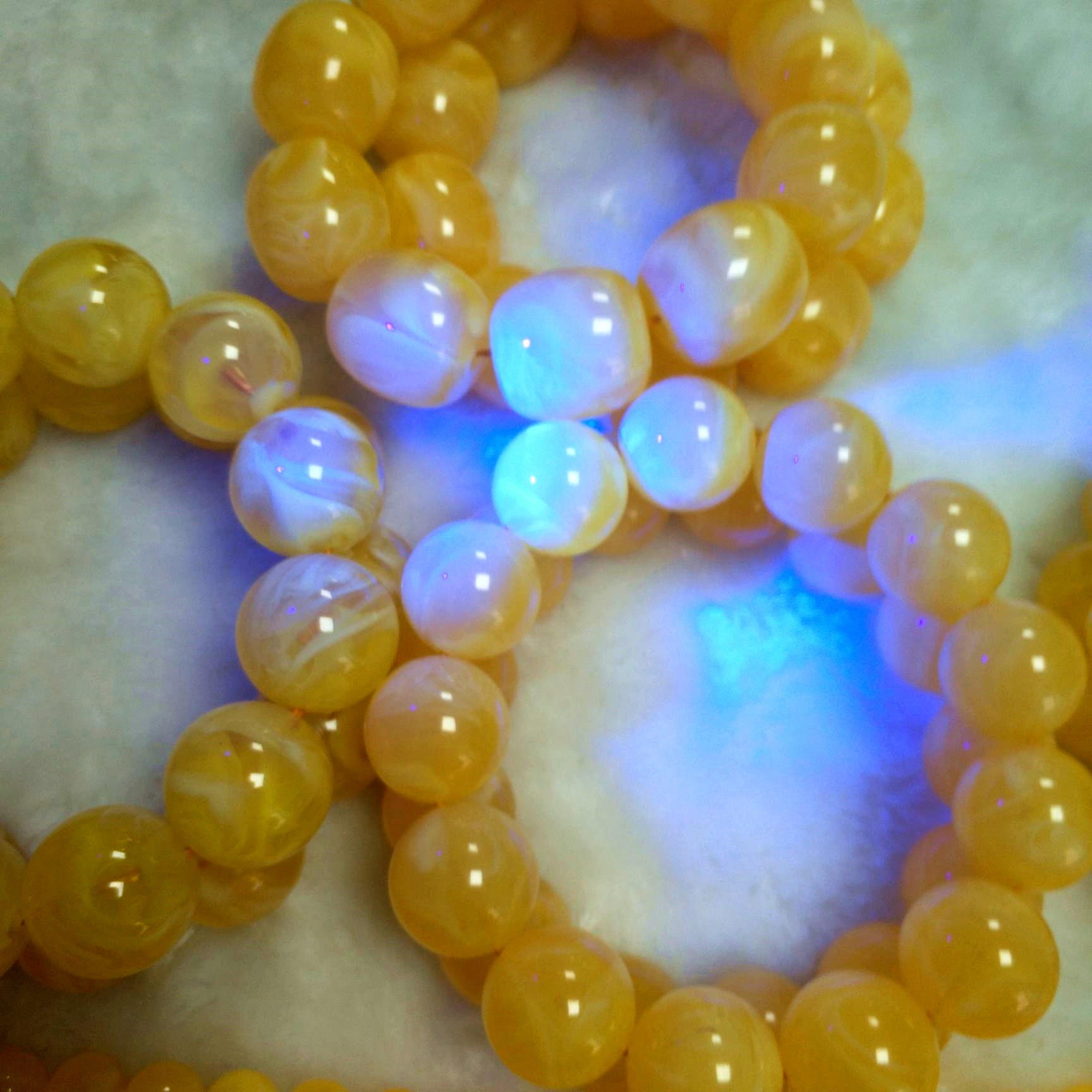 厂家直销荧光浮水仿白蜜蜡手串 树脂仿自然风男女通用款 蜜蜡手串