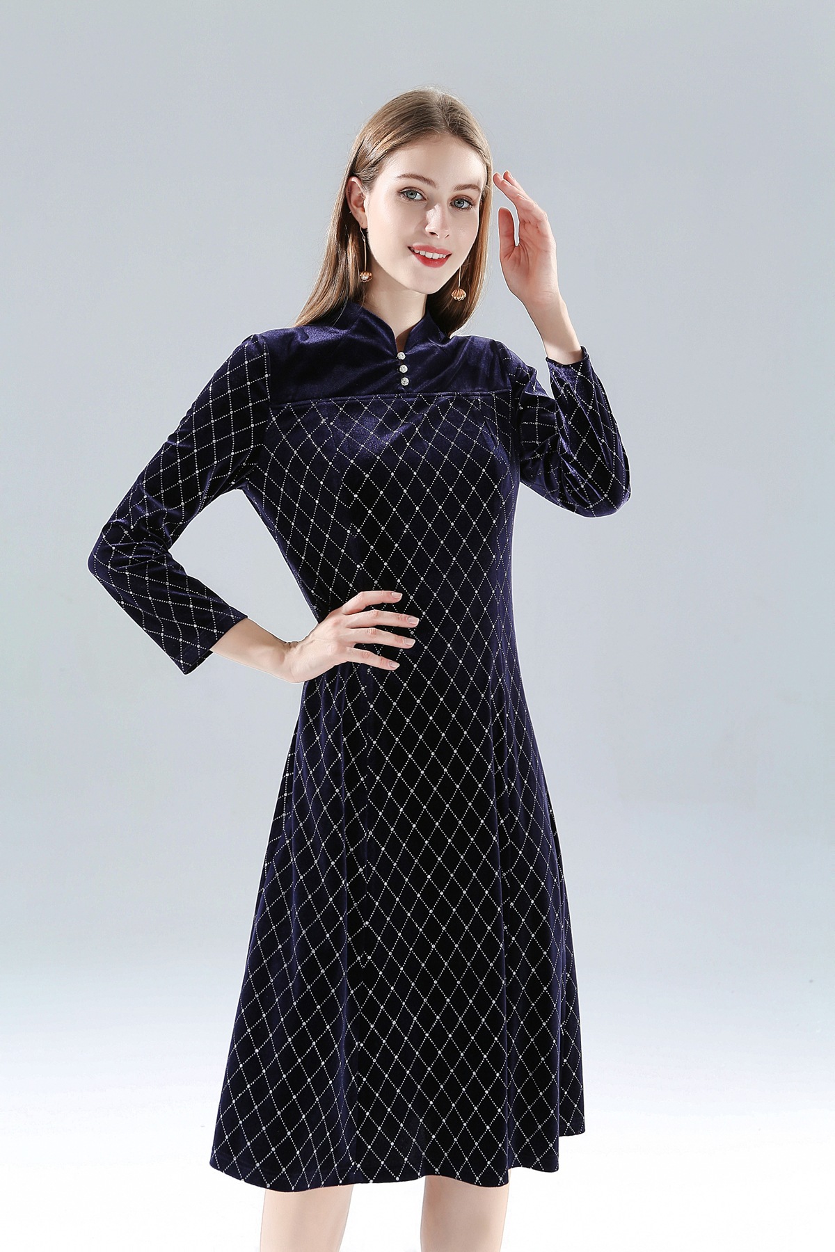 2019秋冬新款金丝绒烫钻改良领口妈妈装中老年高档气质女装连衣裙