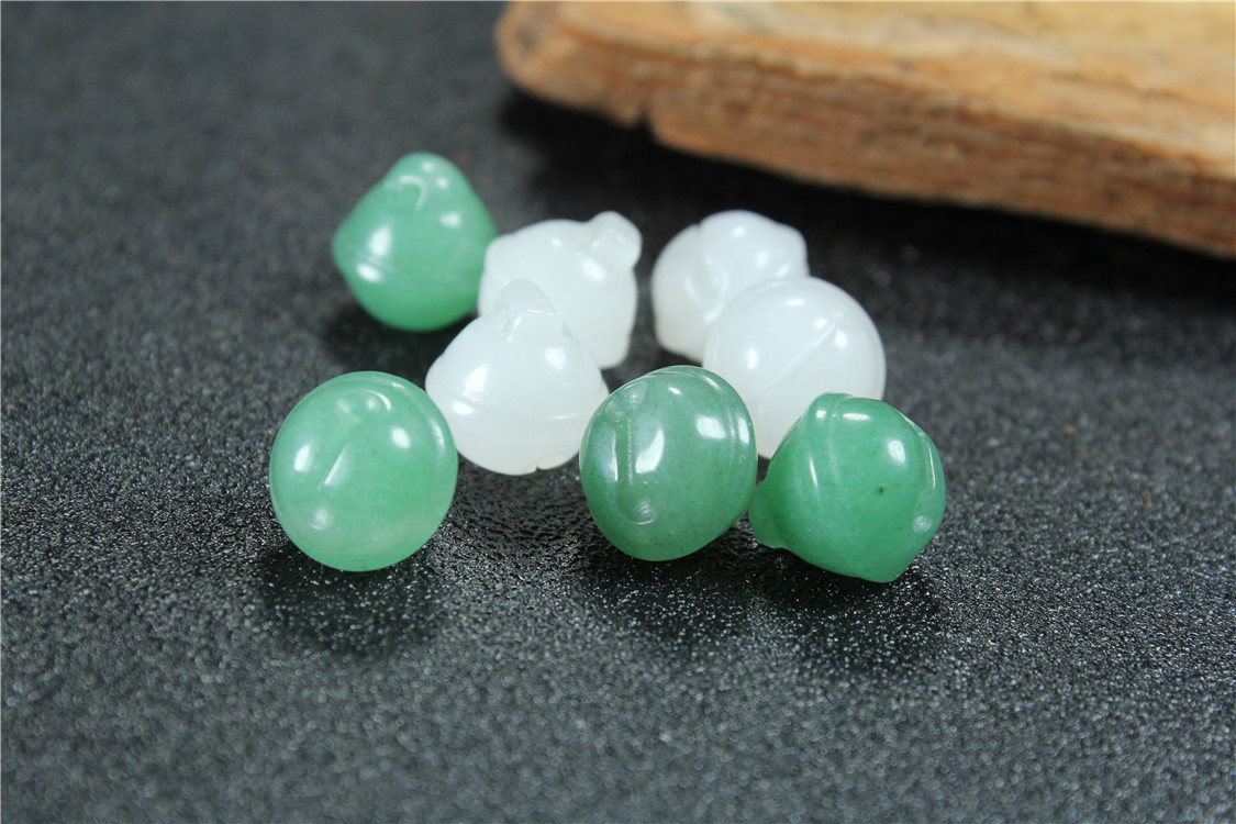 材质:东陵玉 白玉 用途:diy配饰 规格:13*14mm 产品名称:铃铛