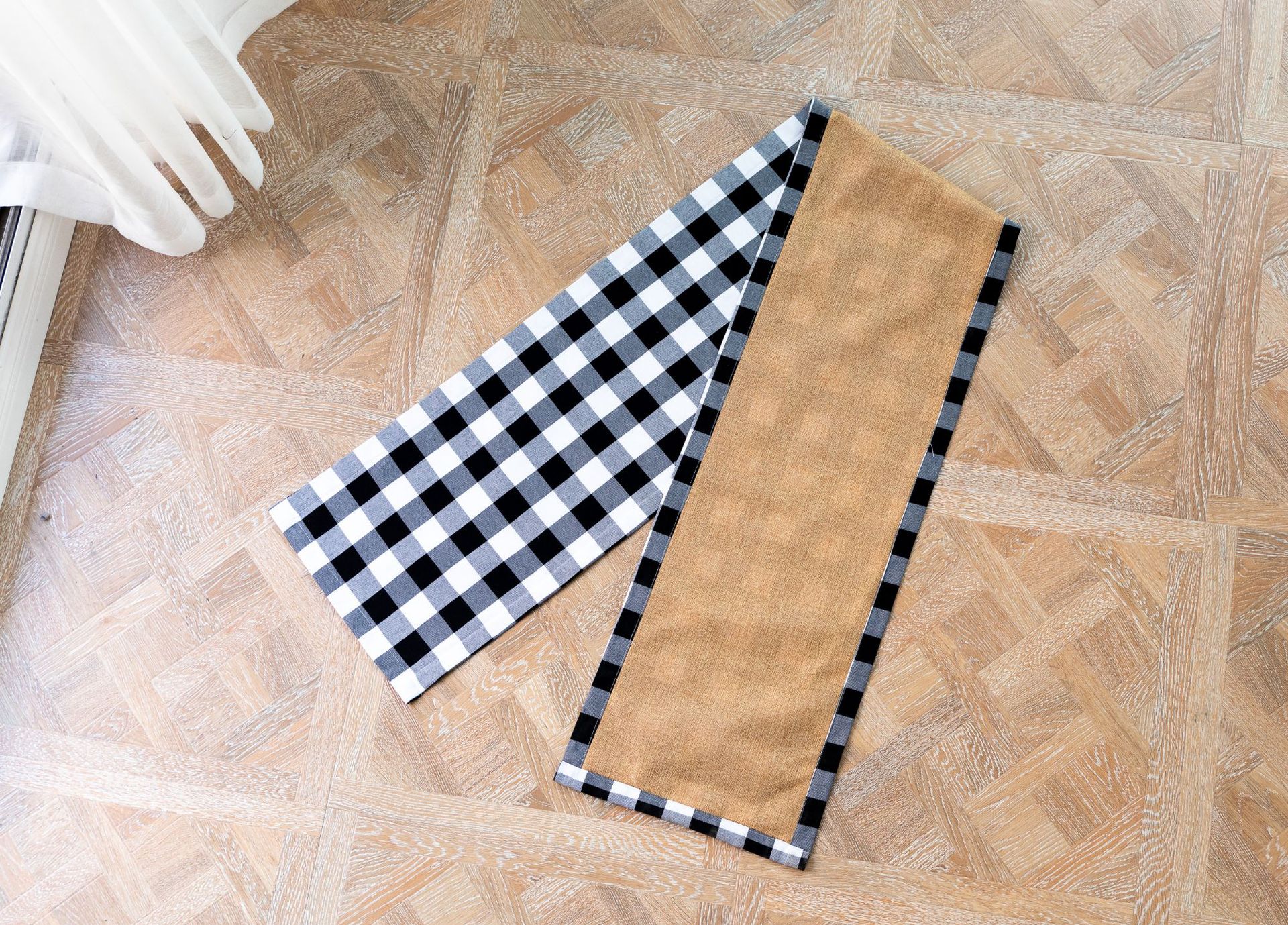 跨境爆款圣诞节日桌旗装饰用品礼品格子布艺餐桌垫黑色北欧式家纺