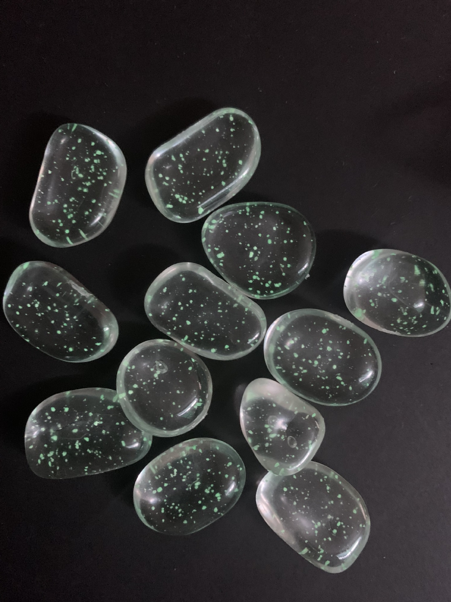 塑料 注塑夜光石头 塑胶彩色发光石头 夜光鹅卵石 鱼缸莹光彩石子