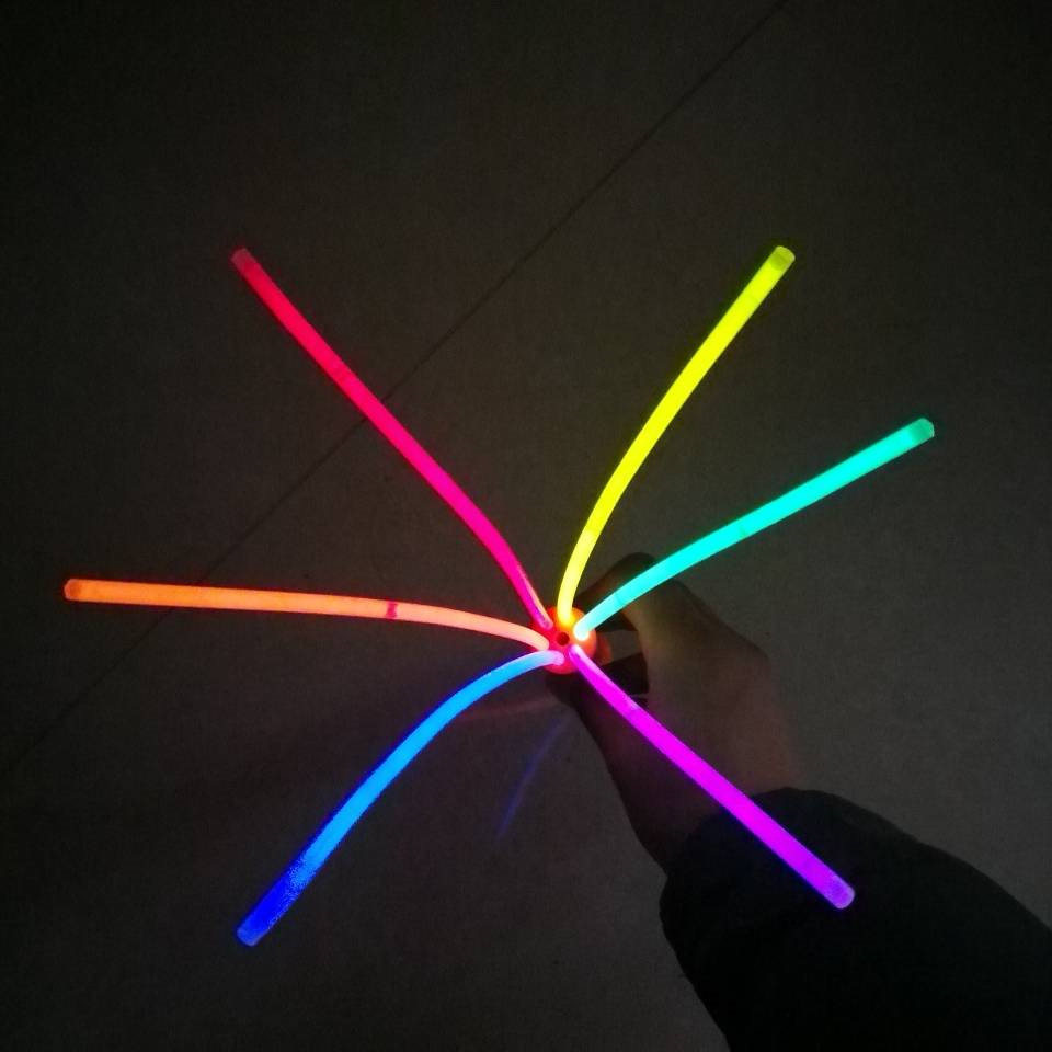 荧光棒中的液体不可食用,且具有一定的黏附性.