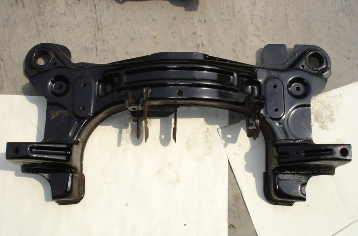 适用别克凯越1.6前桥前元宝梁发动机下托梁下托架04-12电动车