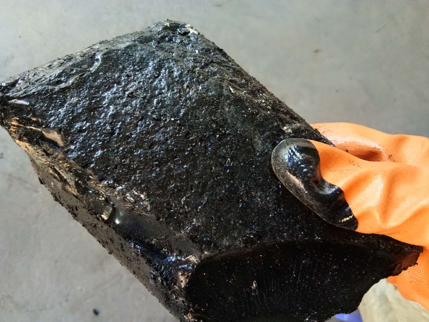 产品名称:石油沥青类10号沥青 适用范围:建筑防水工程,道路,桥梁 施工