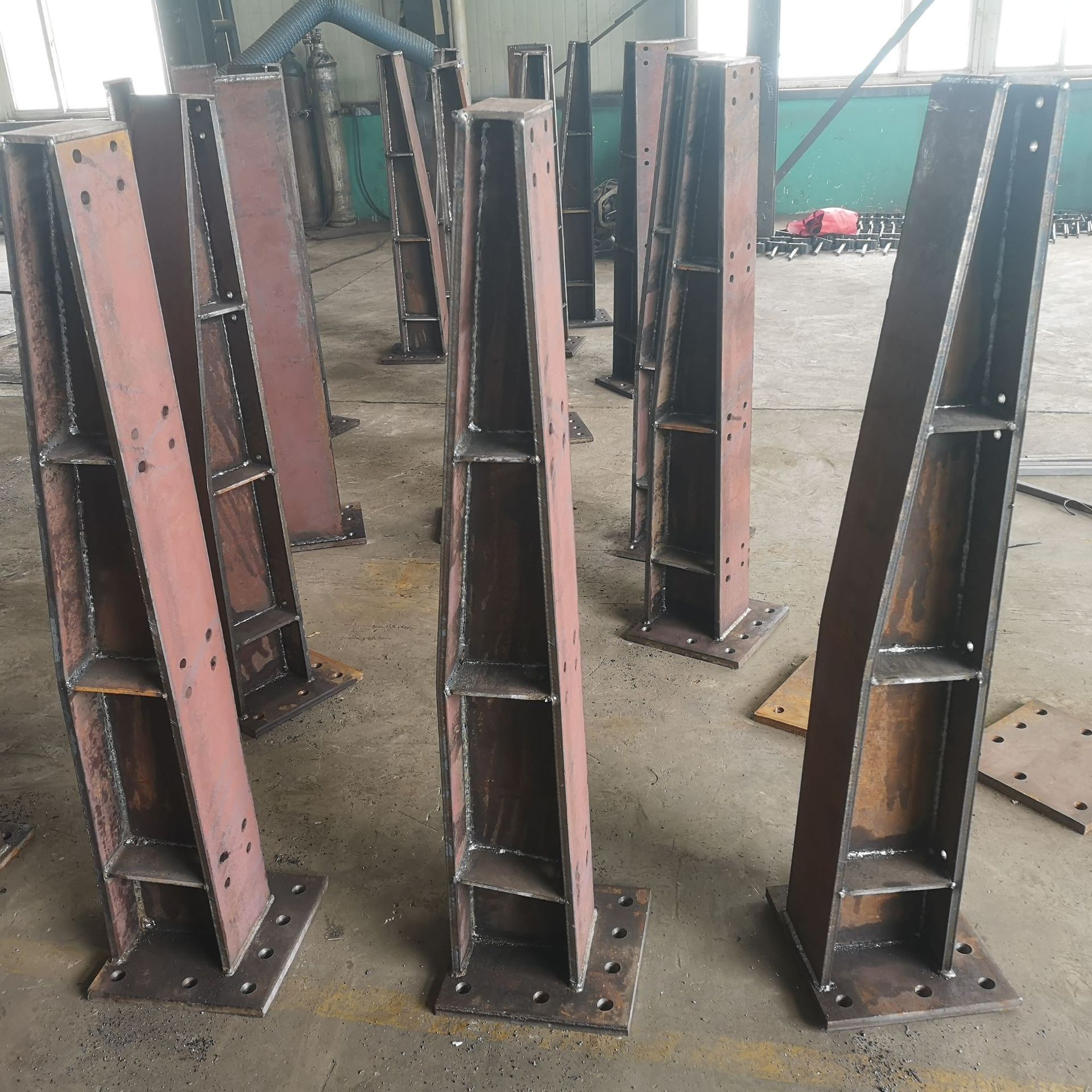 厂家定制桥梁防撞护栏立柱 异形护栏柱子设计q235b钢板立柱