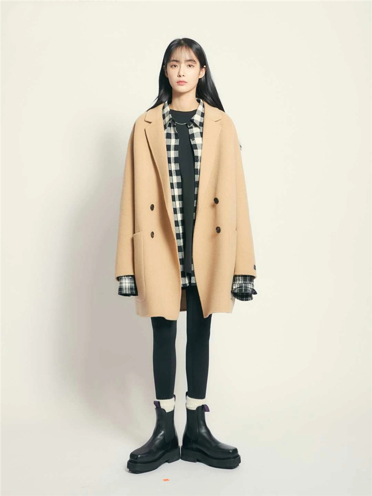 小姐姐试穿的几款手工经典大衣,哪款更清纯好看呢?