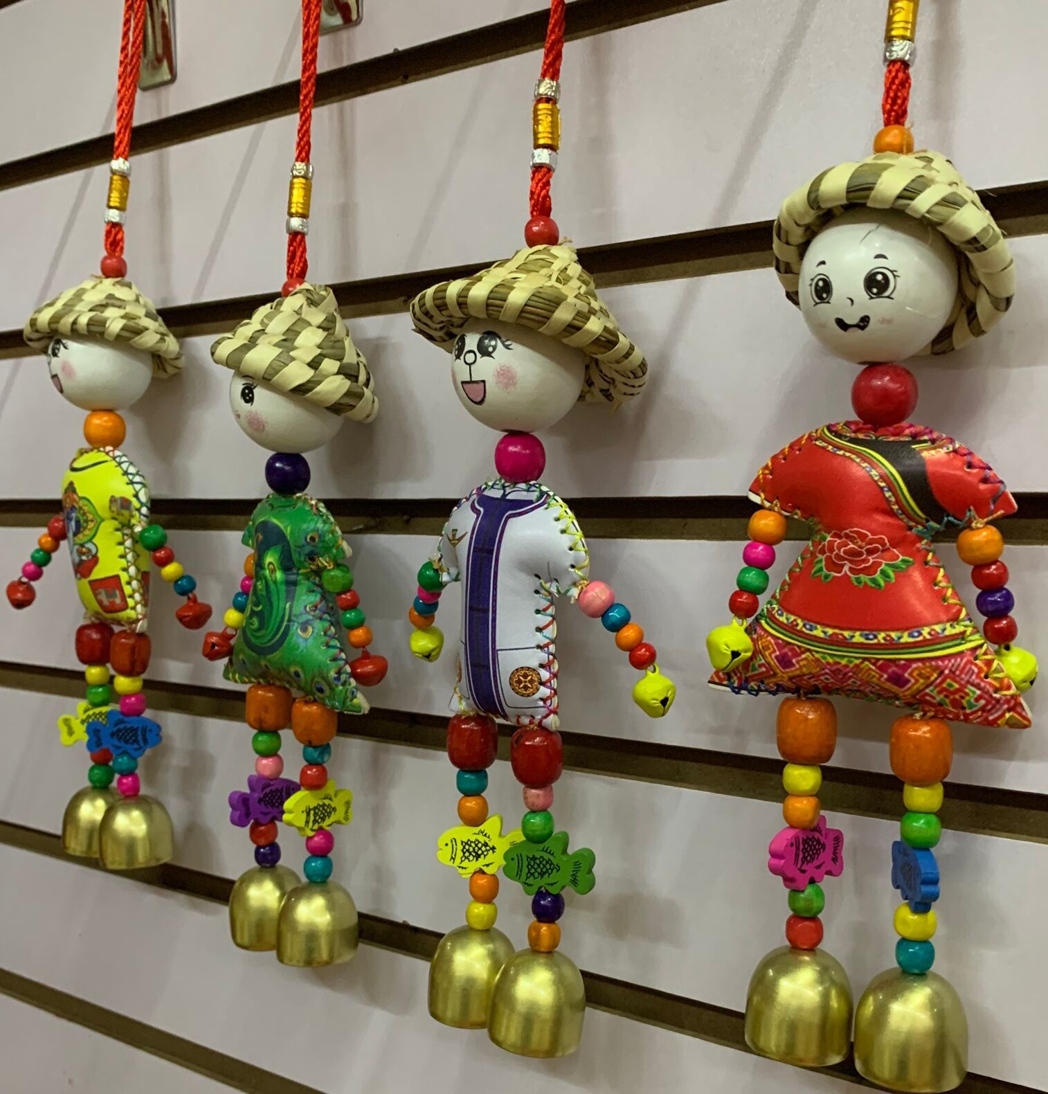 云南民族特色丽江东巴手工艺品 草帽彩衣服双铃人