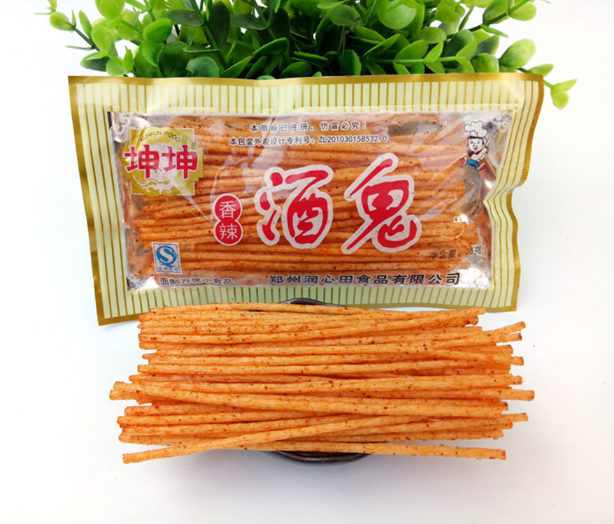 8090后儿时怀旧面筋零食 坤坤香辣酒鬼辣条麻辣小吃批发营销