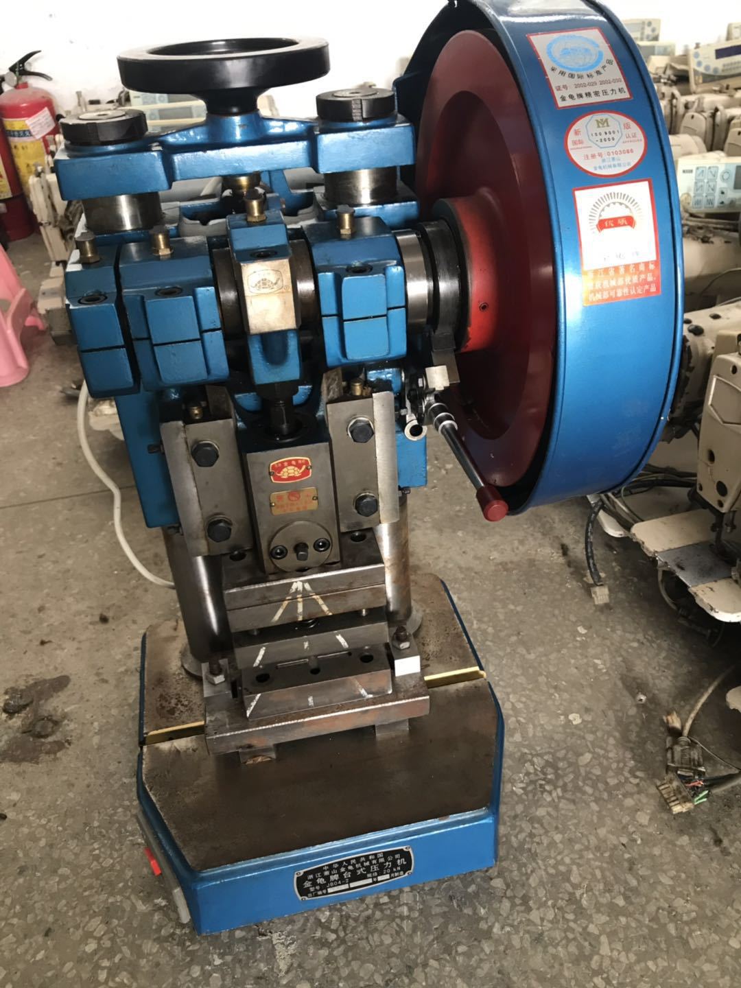 低价供应二手台式冲床 金龟台式压力机 2吨台式冲床