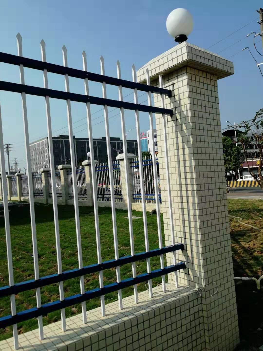小区别墅围墙护栏铁艺围栏 锌钢枪尖防护栏学校园林防护围栏网