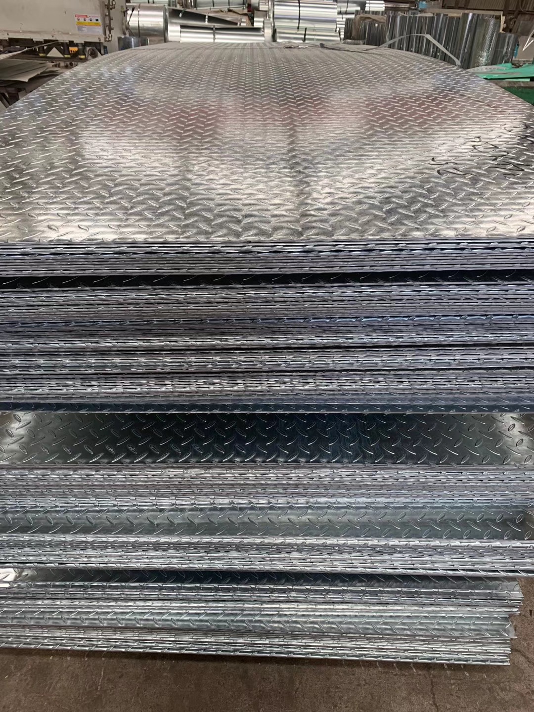 菱形条五道筋卷板镀锌花纹板 扁豆q235b天津国标热镀锌花纹板价格