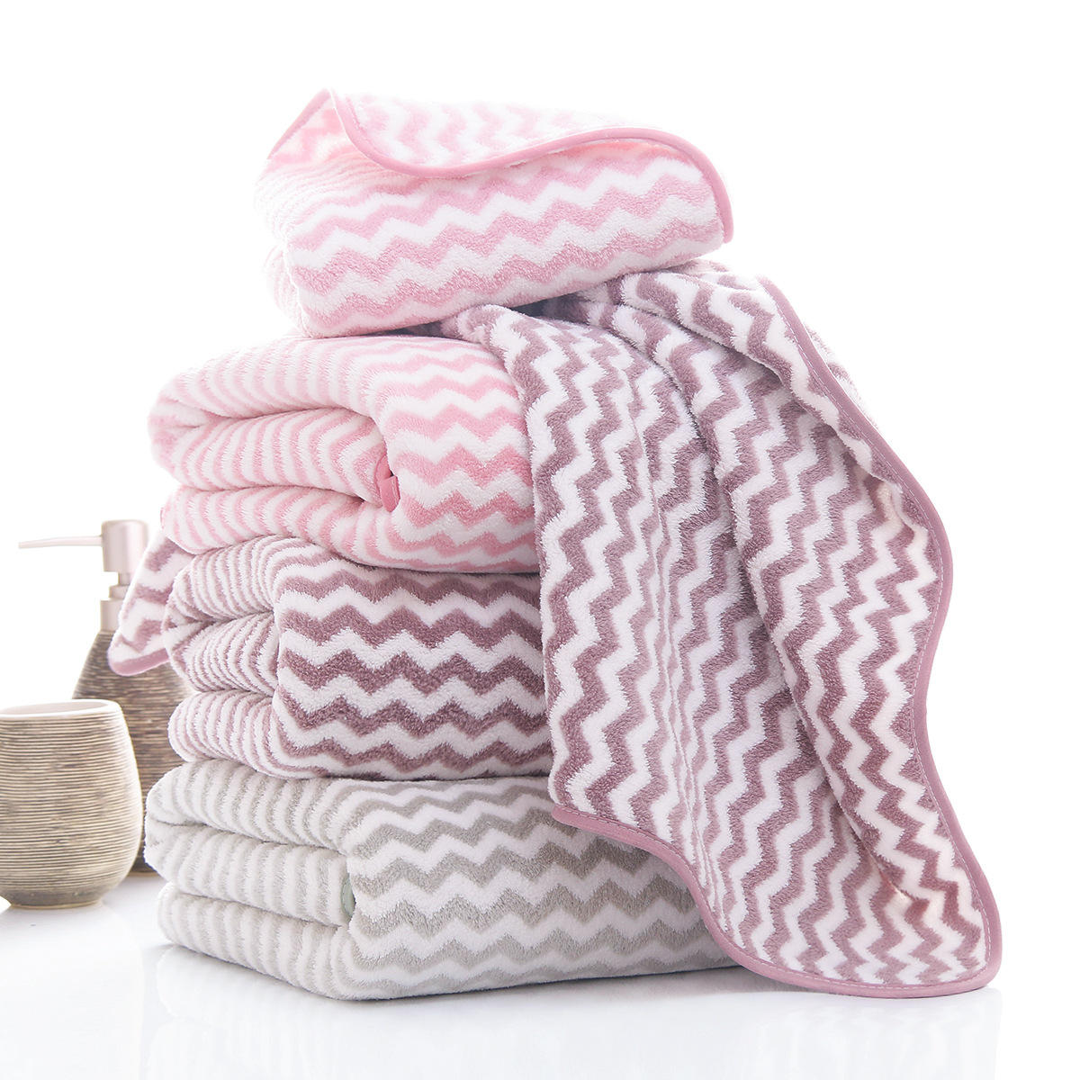 素色成人珊瑚绒浴巾70*140简约水波条纹家用吸水珊瑚绒包边沙滩巾