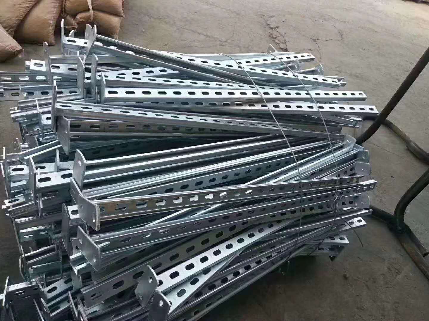 量大抗震热镀锌托臂