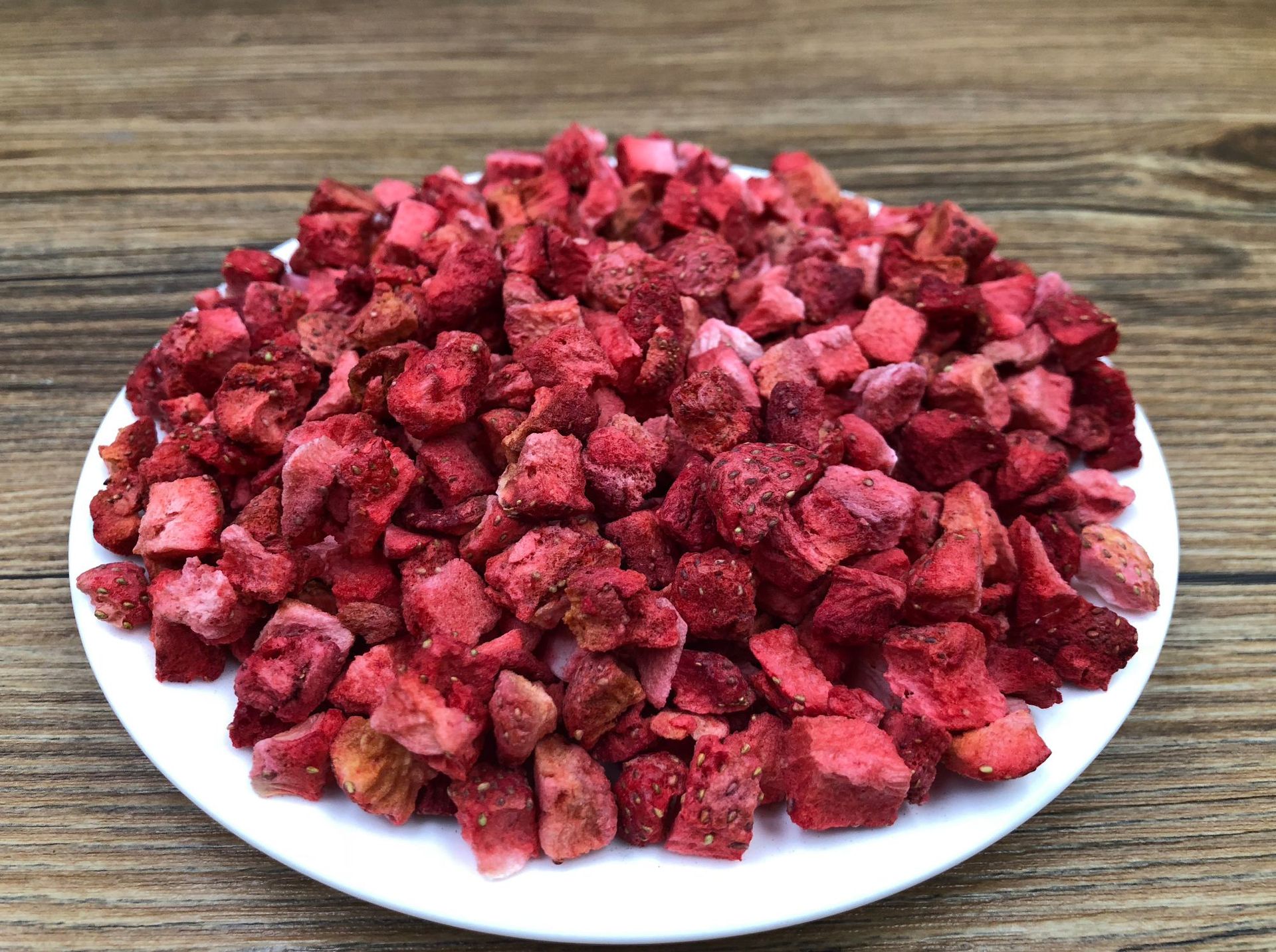 厂家供应纯真食品级烘焙冻干水果草莓丁 散装冻干草莓粒