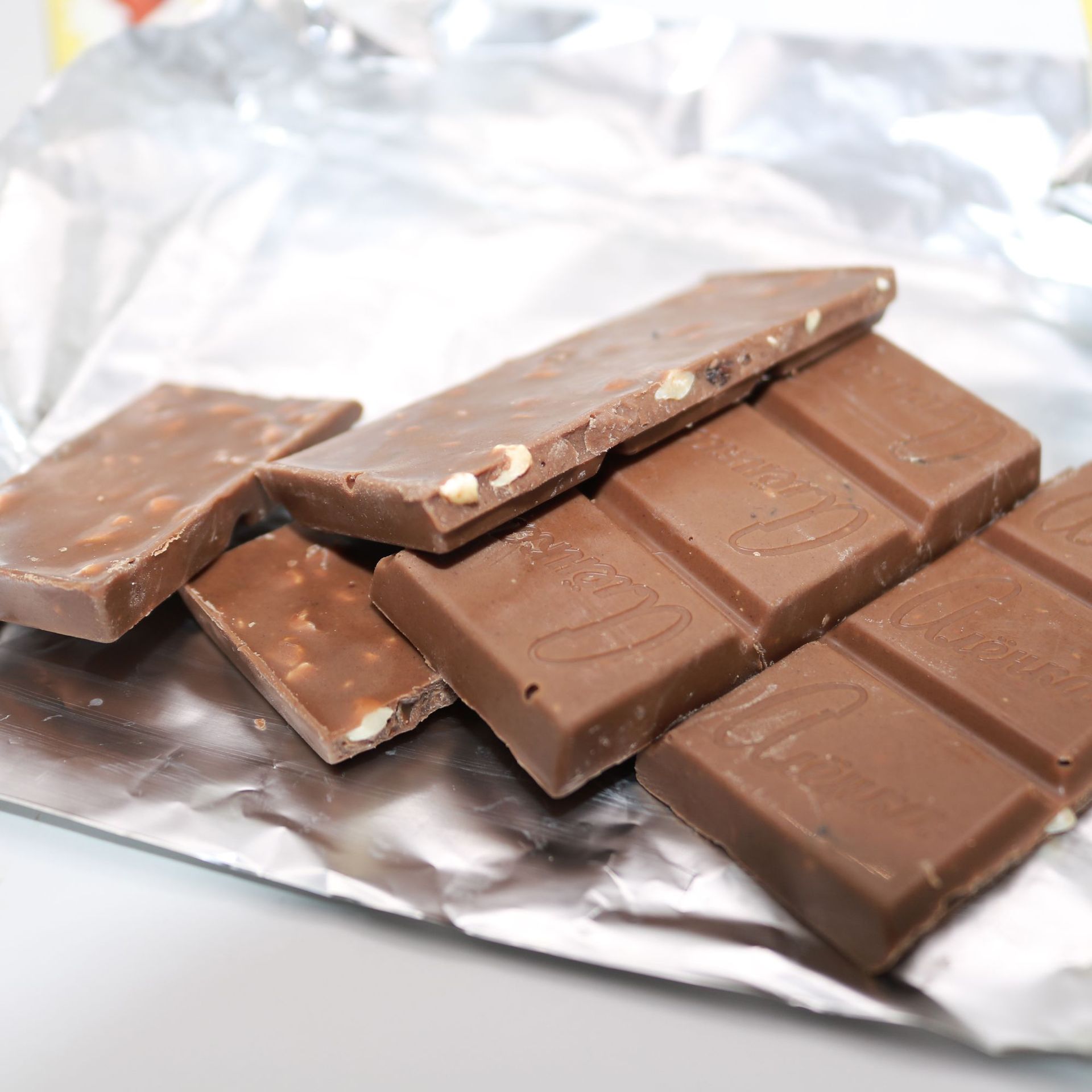 俄罗斯原装进口巧克力100g 爱莲巧大头娃娃巧克力 休闲零食 批发