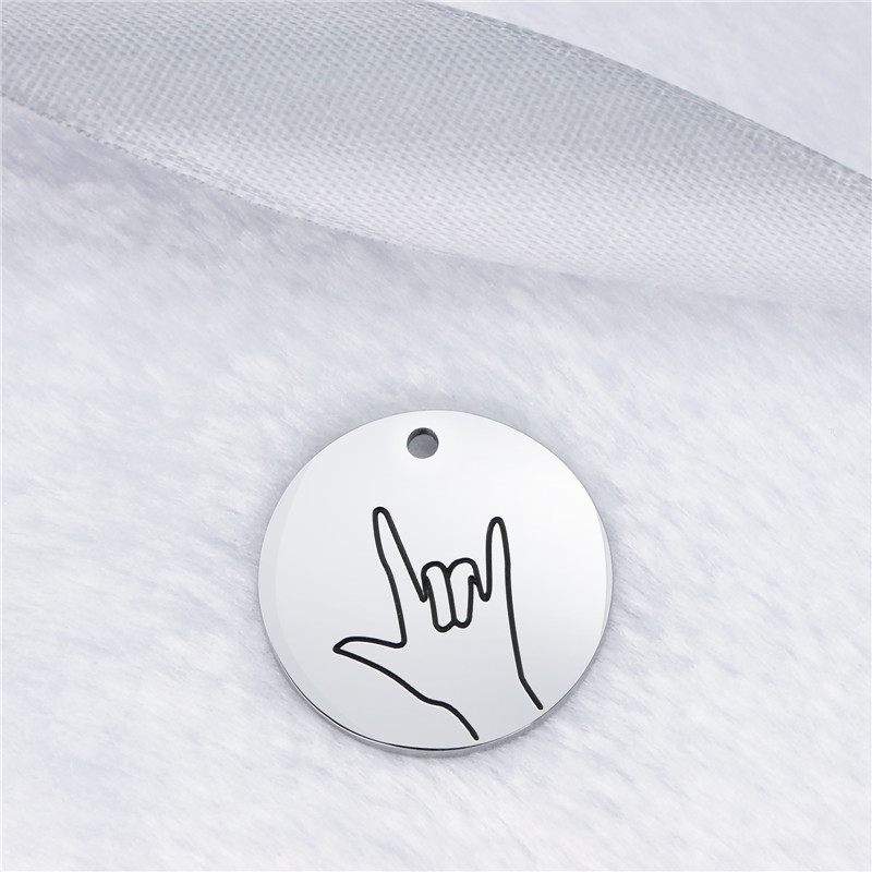 跨境供应饰品爱你手势圆牌吊坠抖音手语不锈钢圆牌可刻字logo