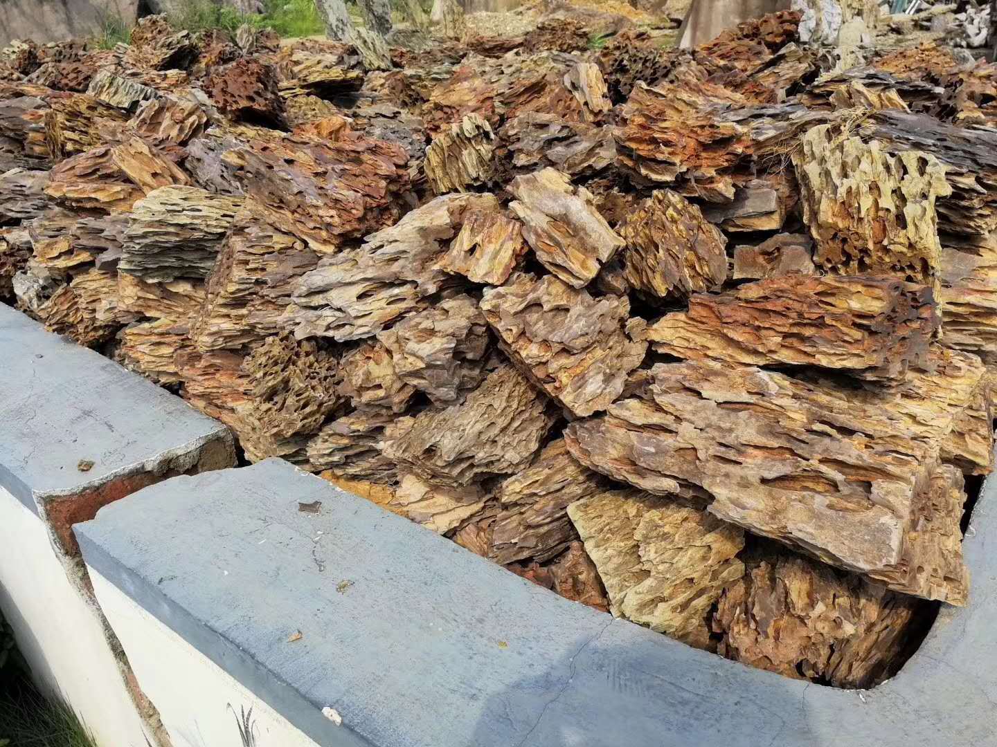 大量批发鱼缸造景松皮石又叫虎皮石多孔美观还有特价木化石青龙石