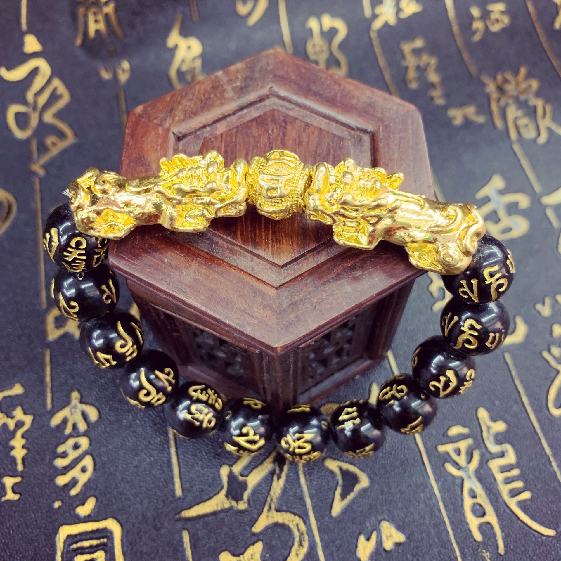 拼多多网红同款六字真言铜镀金黑曜石双貔貅佛珠手链手串厂家批发