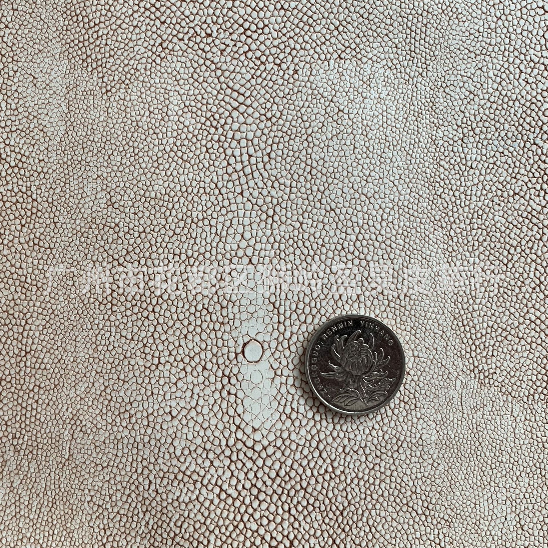 厂家热销高档新款珠光珍珠鱼皮革复古双色石头纹魔鬼鱼软包皮革