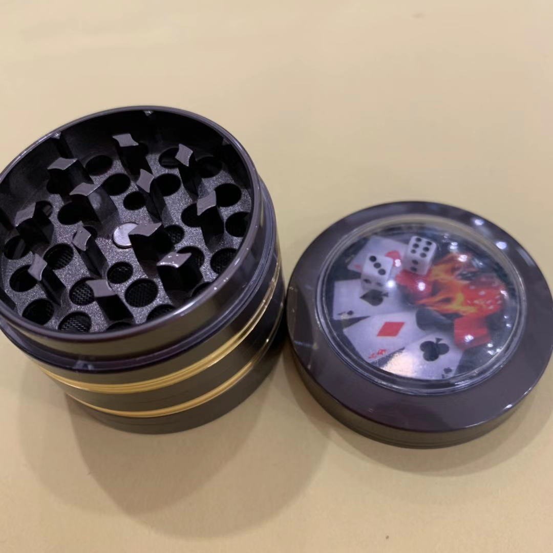 厂家直销跨境直径50mm四层锌合金两条金边扑克牌骰子磨烟器7745