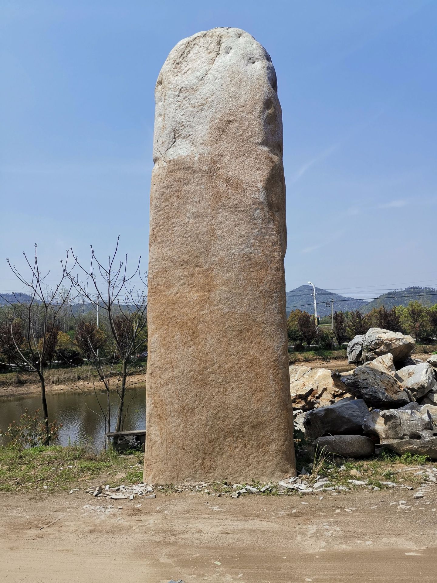 石头具体价格咨询李先生 电话:18042318891本店所有石头不承担运费