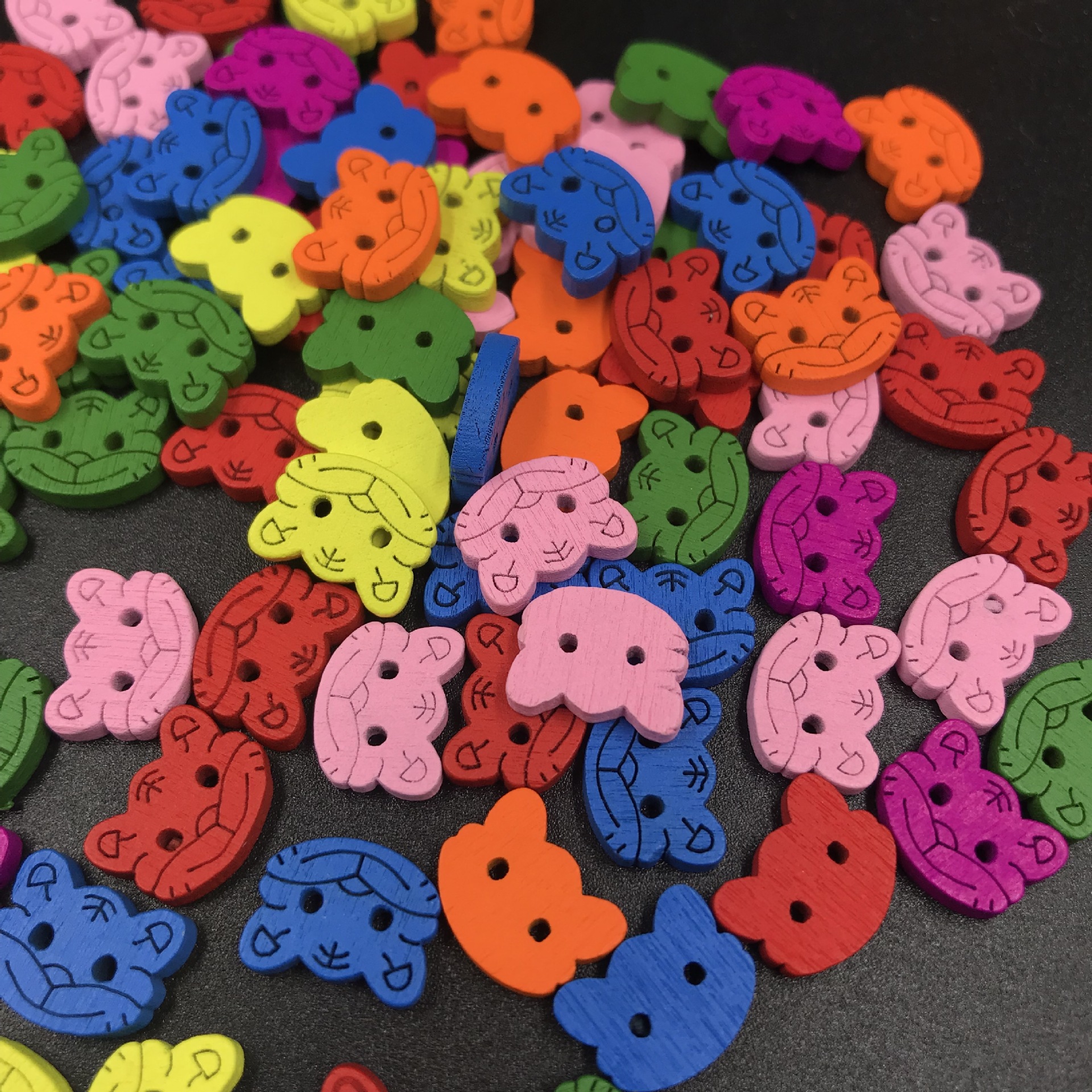 彩色老虎木纽扣动物装饰手工diy木制工艺品两孔儿童服装钮扣100个