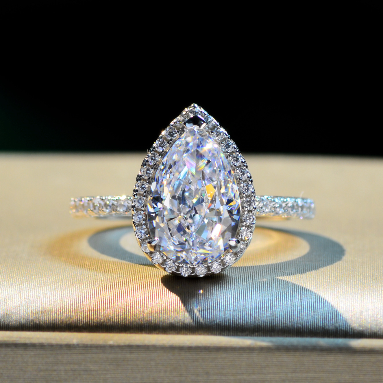 诗佩珠宝 雷迪恩钻石底镶嵌梨形8*12高碳钻7克拉满钻套装订婚指环