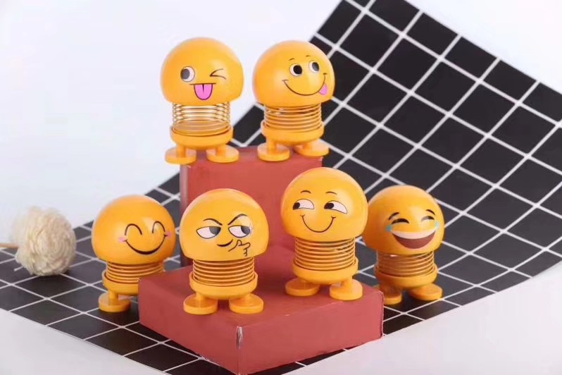 车载摆件弹簧人 抖音摇头娃娃笑脸表情包 小公仔汽车桌面装饰用品