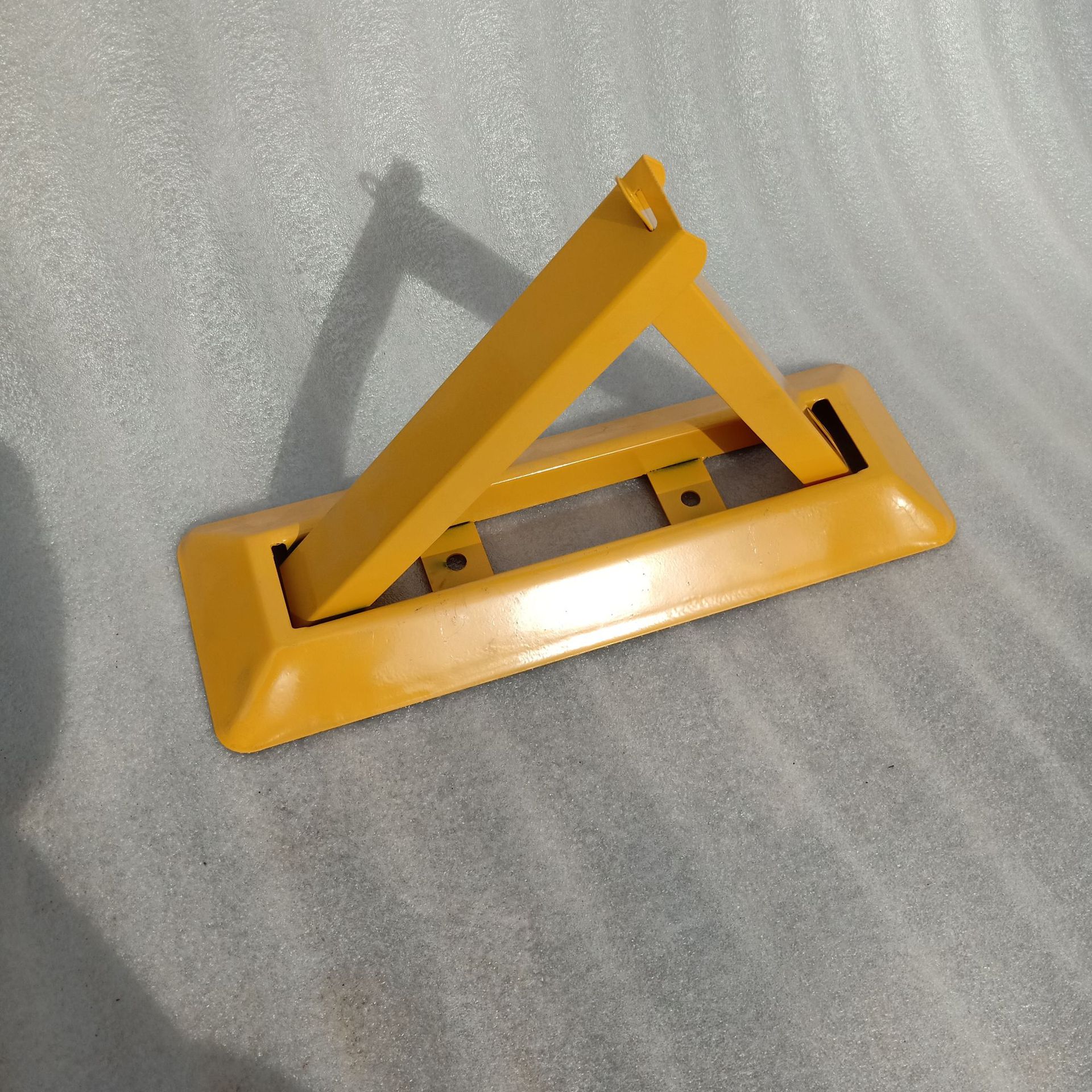 新型三角车位锁加厚a型手动抗压地锁占位锁 停车场耐压三角车位锁