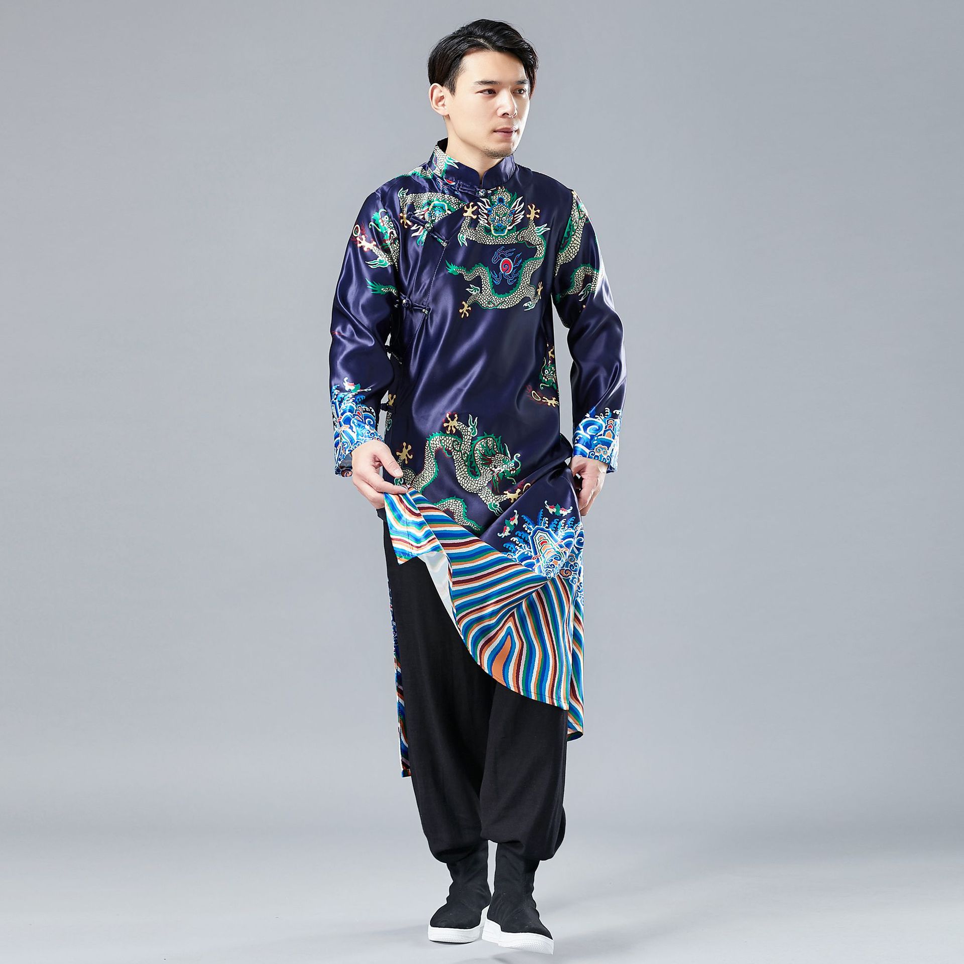 图案 柔滑柔软挺括 厚薄适中 斜襟盘扣开衫 花纹主要对下摆的海水纹