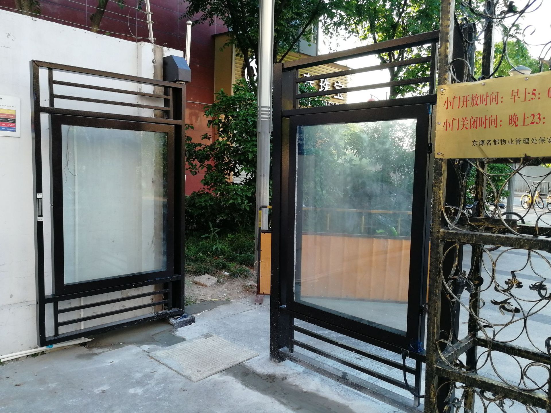 智慧社区广告门 小区进出口人行道闸 平移广告门 门禁机 苏浙沪