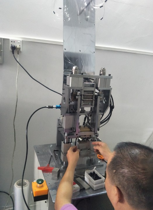 光电骨架半自动插针机插pin针机气动半自动插针机风扇定子插针机