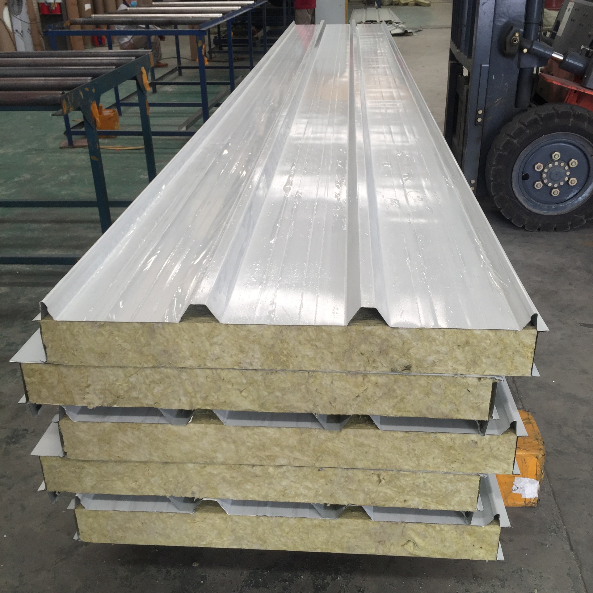 佛山厂家热推 100mm960型岩棉夹芯瓦 防火岩棉夹芯板 彩钢复合板