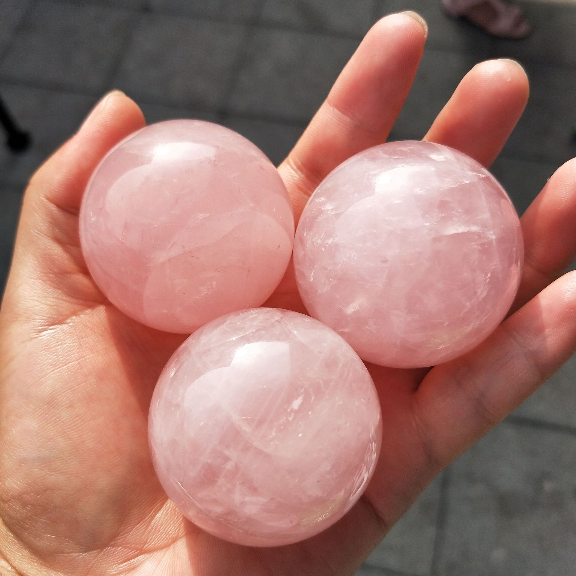天然粉水晶球摆件 天然粉晶小球手把件批发保婚姻风水阵法球4厘米