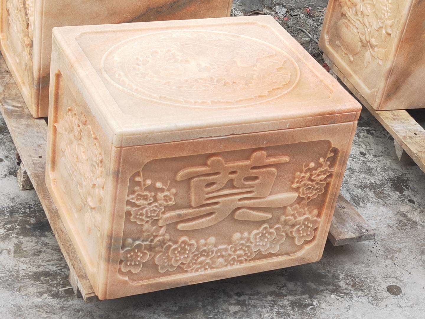 厂家供应红玉石石盒 整体石材挖制 石雕棺材墓地用精雕骨灰盒